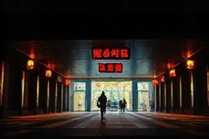 《白昼之后》外景阴天反光板补侧光的画面