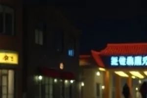 《田间来信》摊开的手写信件与田野背景